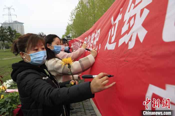 居民在签名承诺绿色文明祭祀。 赵明 摄 安徽合肥:居家网络祭祀 过绿色文化清明